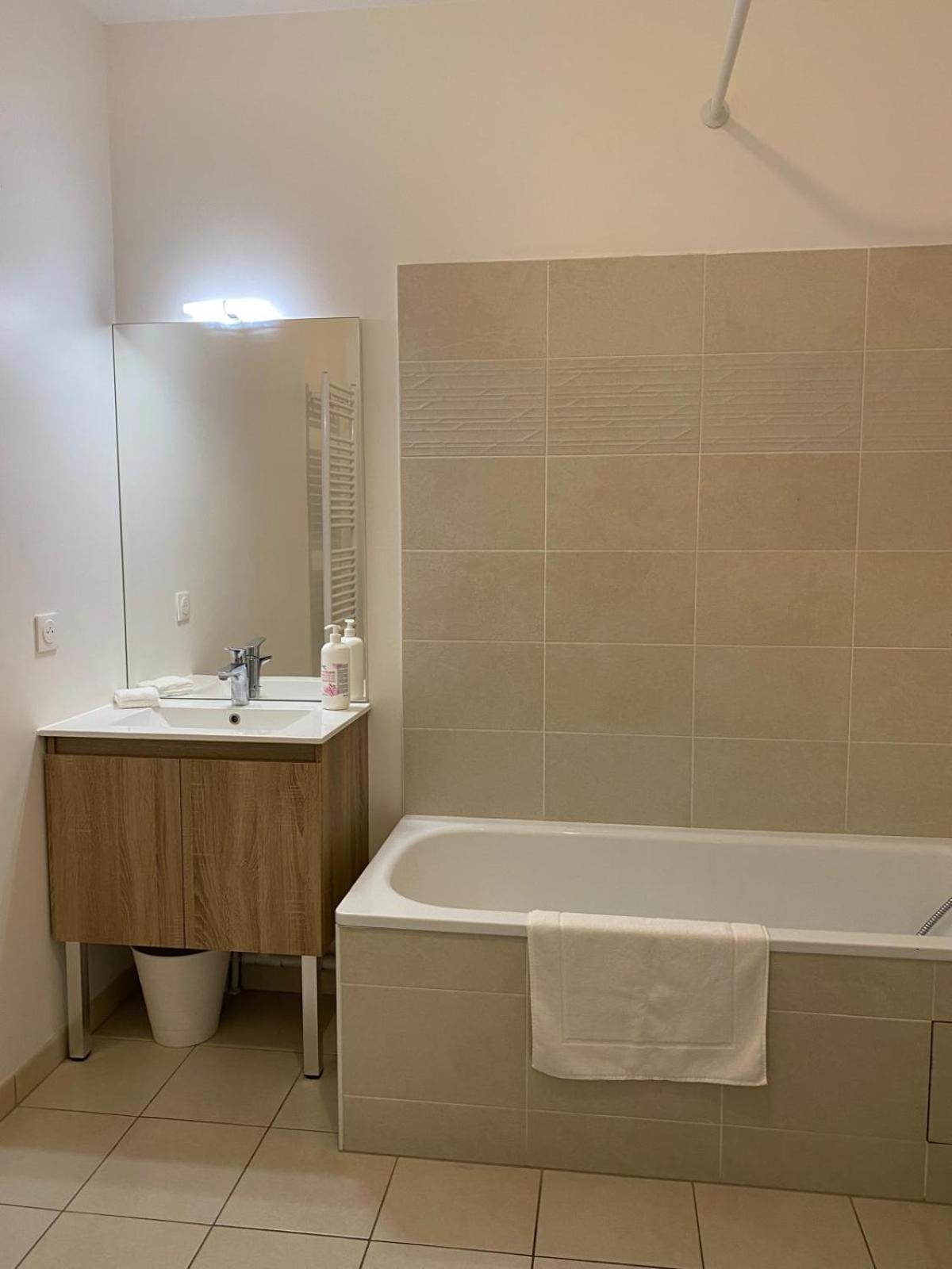 Spacieux Appart Terrasse Metro Hopital 4Pers Wifi Вільжуїф Екстер'єр фото